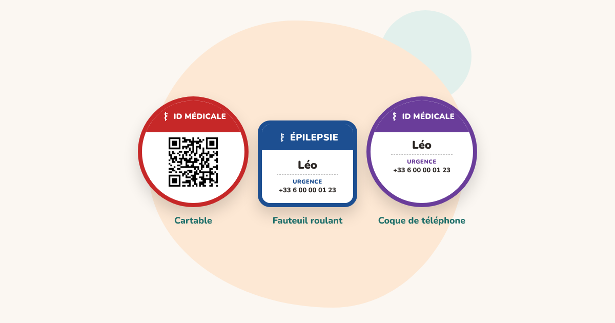 Trois autocollants médicaux : un rond rouge avec QR code pour le cartable, un carré bleu ÉPILEPSIE pour le fauteuil roulant et un rond violet avec prénom et numéro pour la coque de téléphone
