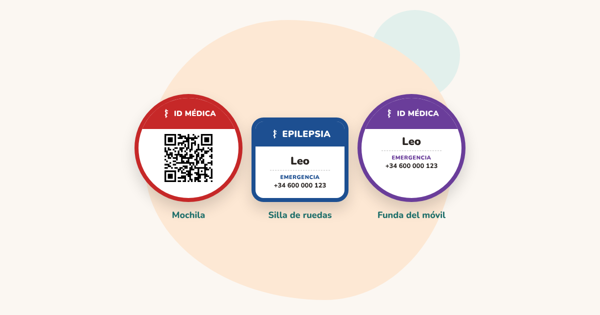 Tres pegatinas médicas: una redonda roja con código QR para la mochila, una cuadrada azul EPILEPSIA para la silla de ruedas y una redonda morada con nombre y teléfono para la funda del móvil